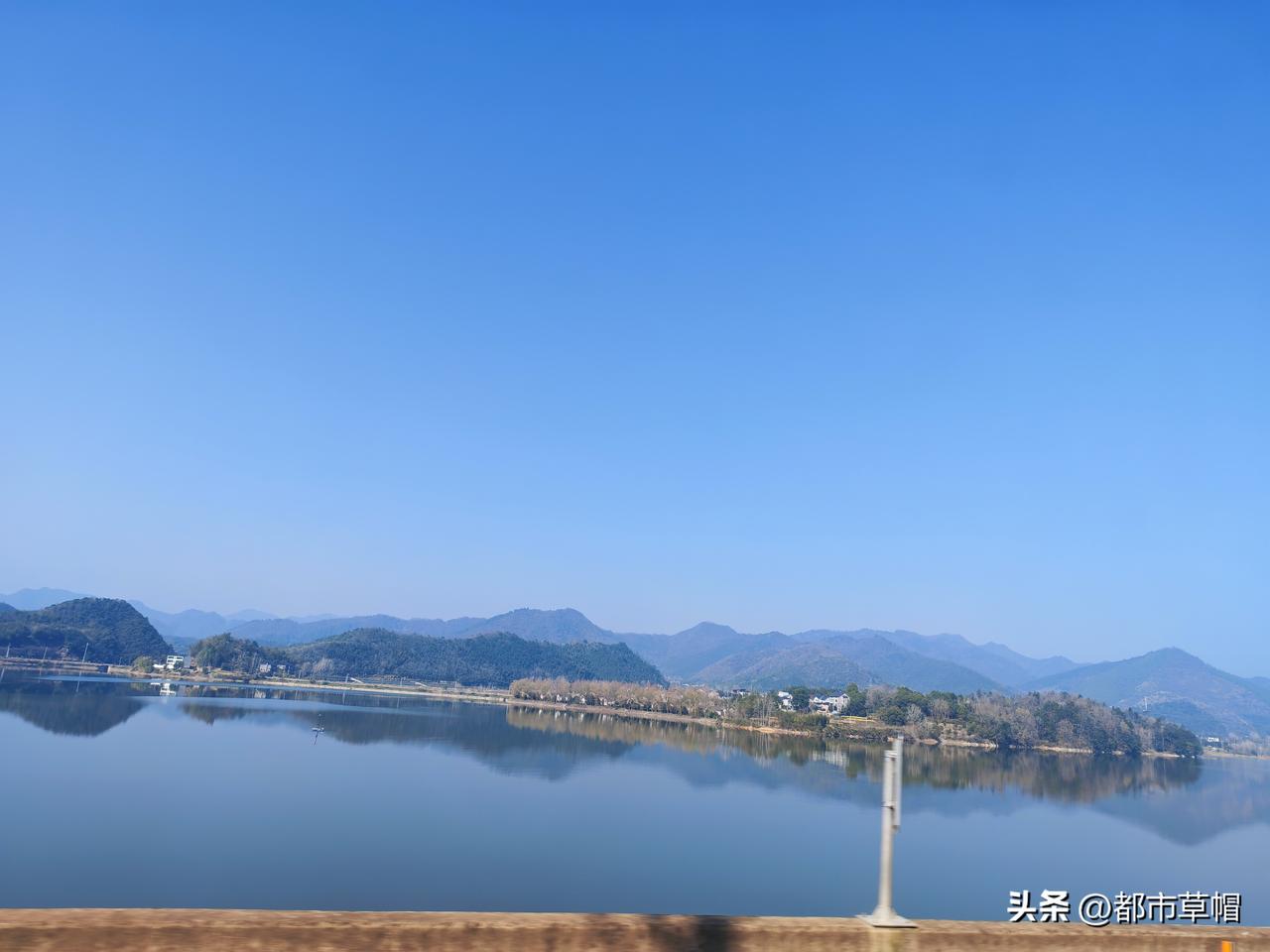 乘坐公交虽然慢一些，但是最美妙的是可以欣赏沿途的风景，还可以不停地拍照，免去开车