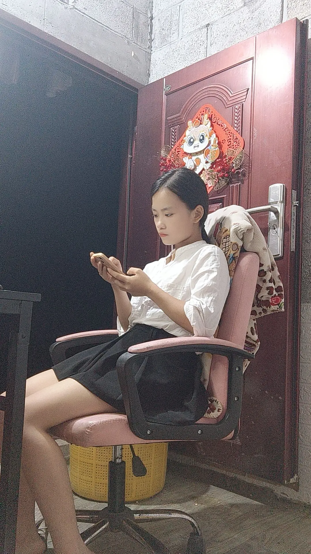 这个年挺乖的 过年没乱跑 比以前更懂事了 每天除了睡觉就是玩手机 不逛...