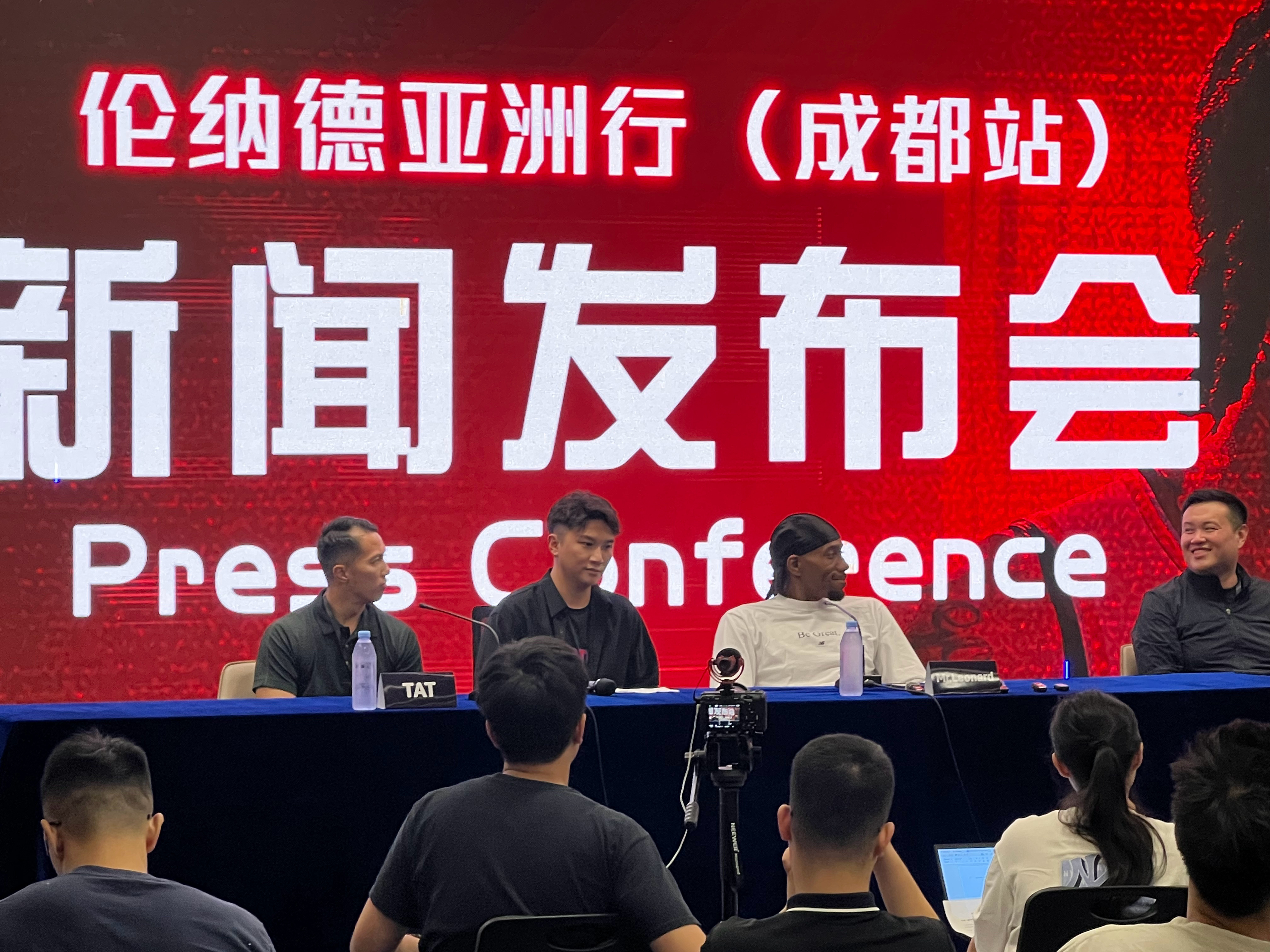 新闻发布会📷刚下飞机一脸疲惫😫伦纳德中国行坐国泰去现场伦纳德[超话] ​​​