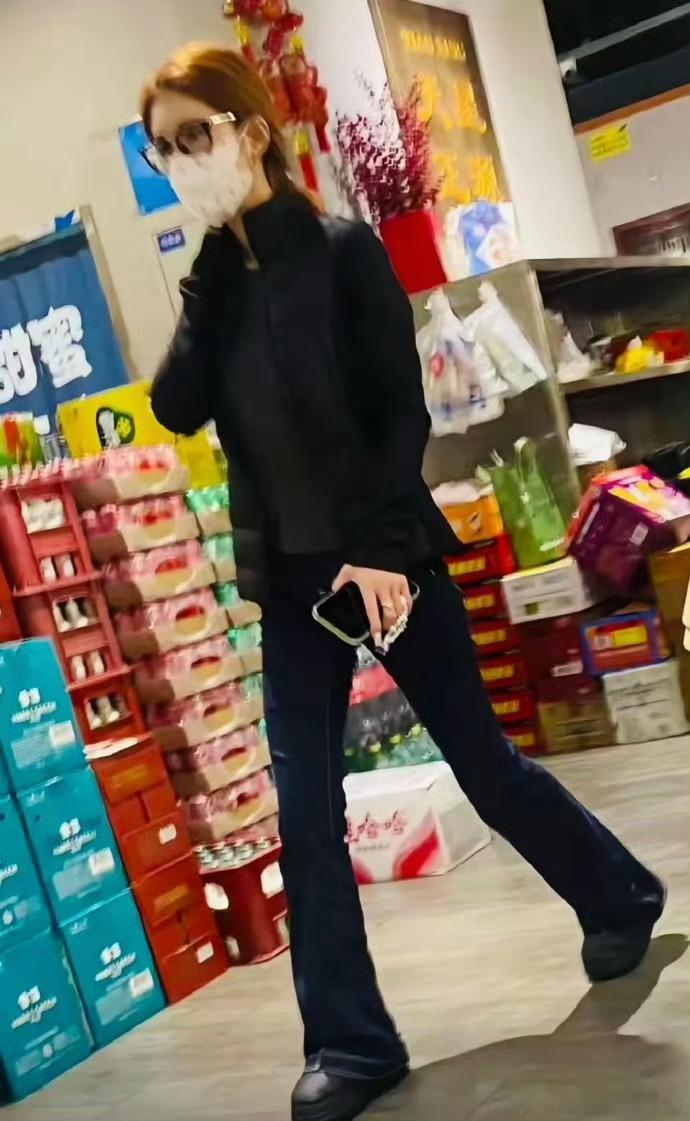 赵露思被网友偶遇，来康康状态如何？ 