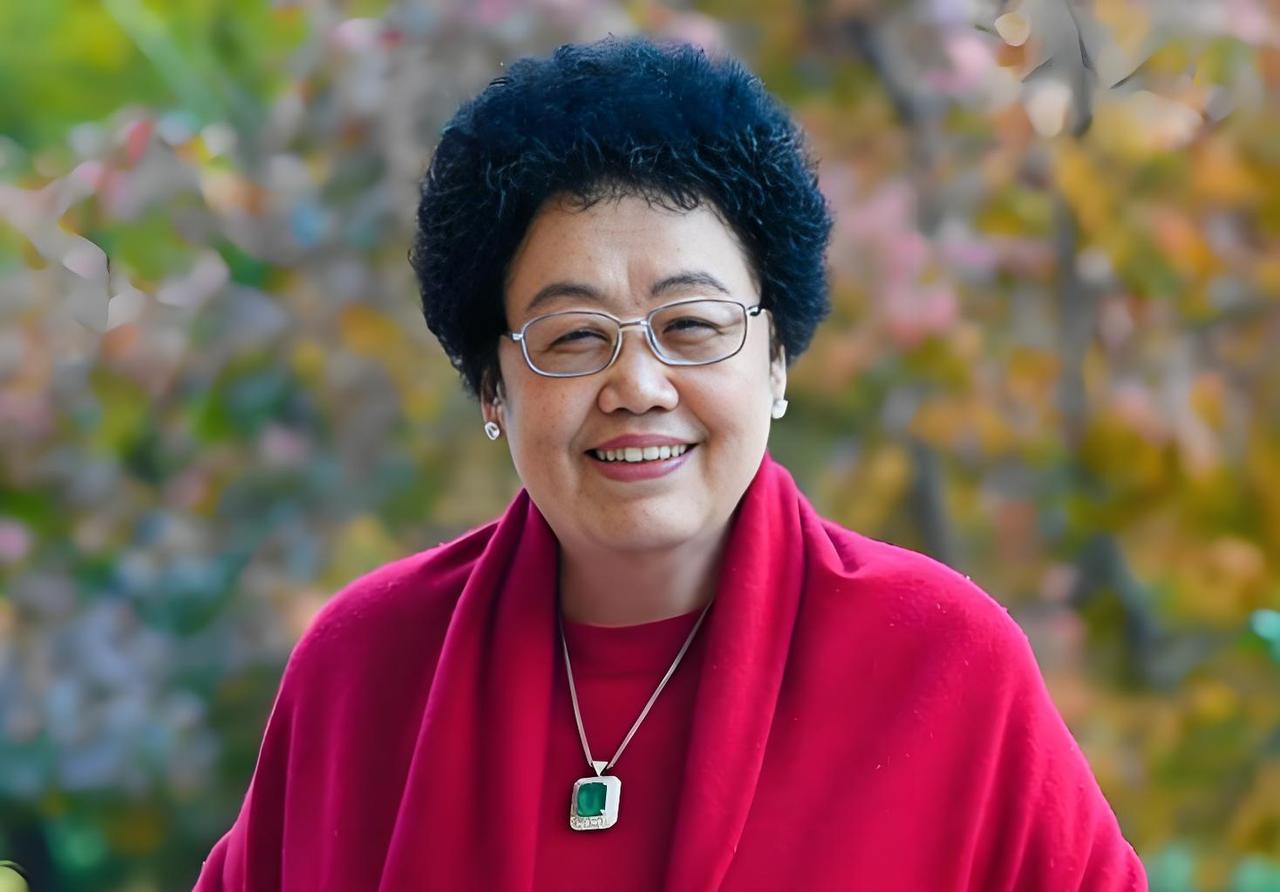 陈丽华这辈子，做对了一件事，也做错了一件事。
 
在陈丽华离世后，舆论给出了两笔