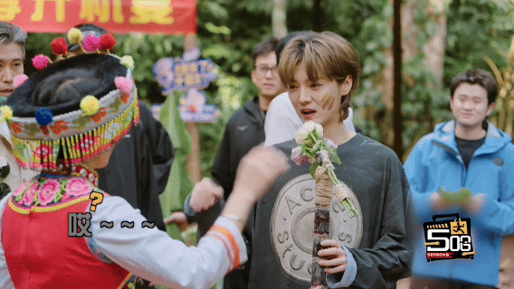 鹿晗唱小河淌水哈哈哈哈哈看五哈被鹿晗的小河淌水狠狠惊艳，本以为只是综艺浅唱，结果