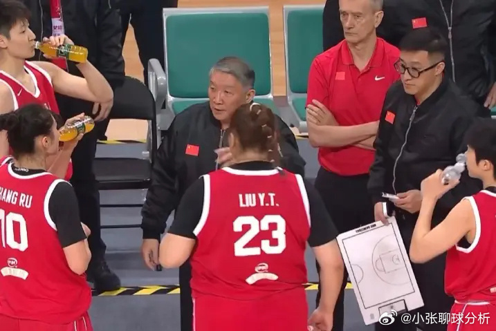 宫鲁鸣脸色严峻：中国女篮被轰27-5险遭19分逆转 狂送19失误北京时间3月4日