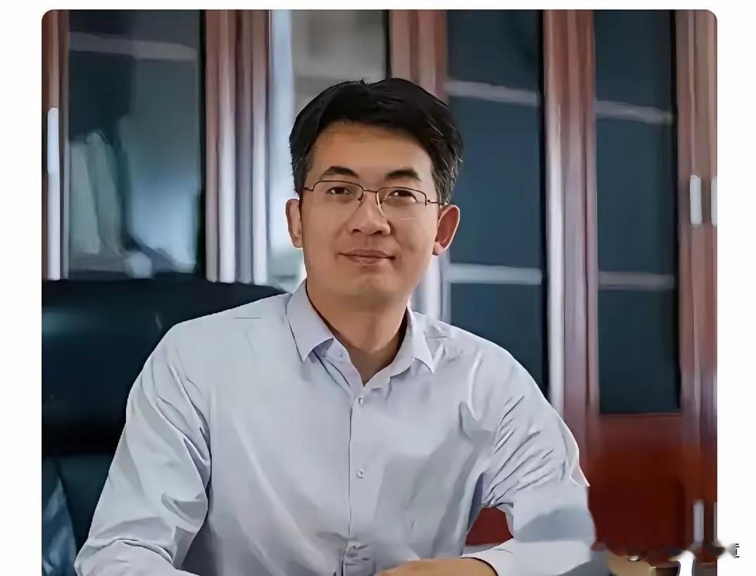 付磊去安大当副校长这事，我第一反应是：这人胆子真大。

从武大的人事部部长、人才