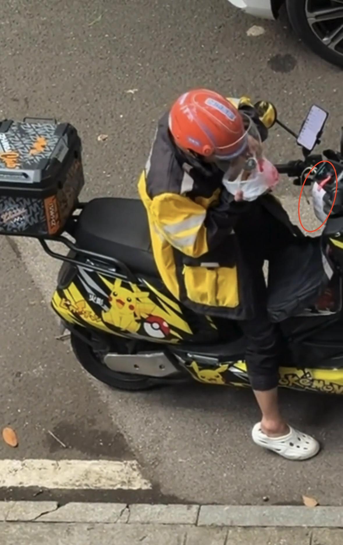 外卖小哥向顾客饭菜里吐口水，网友抓拍到楼下外卖小哥正向顾客饭菜里吐口水，动作一气