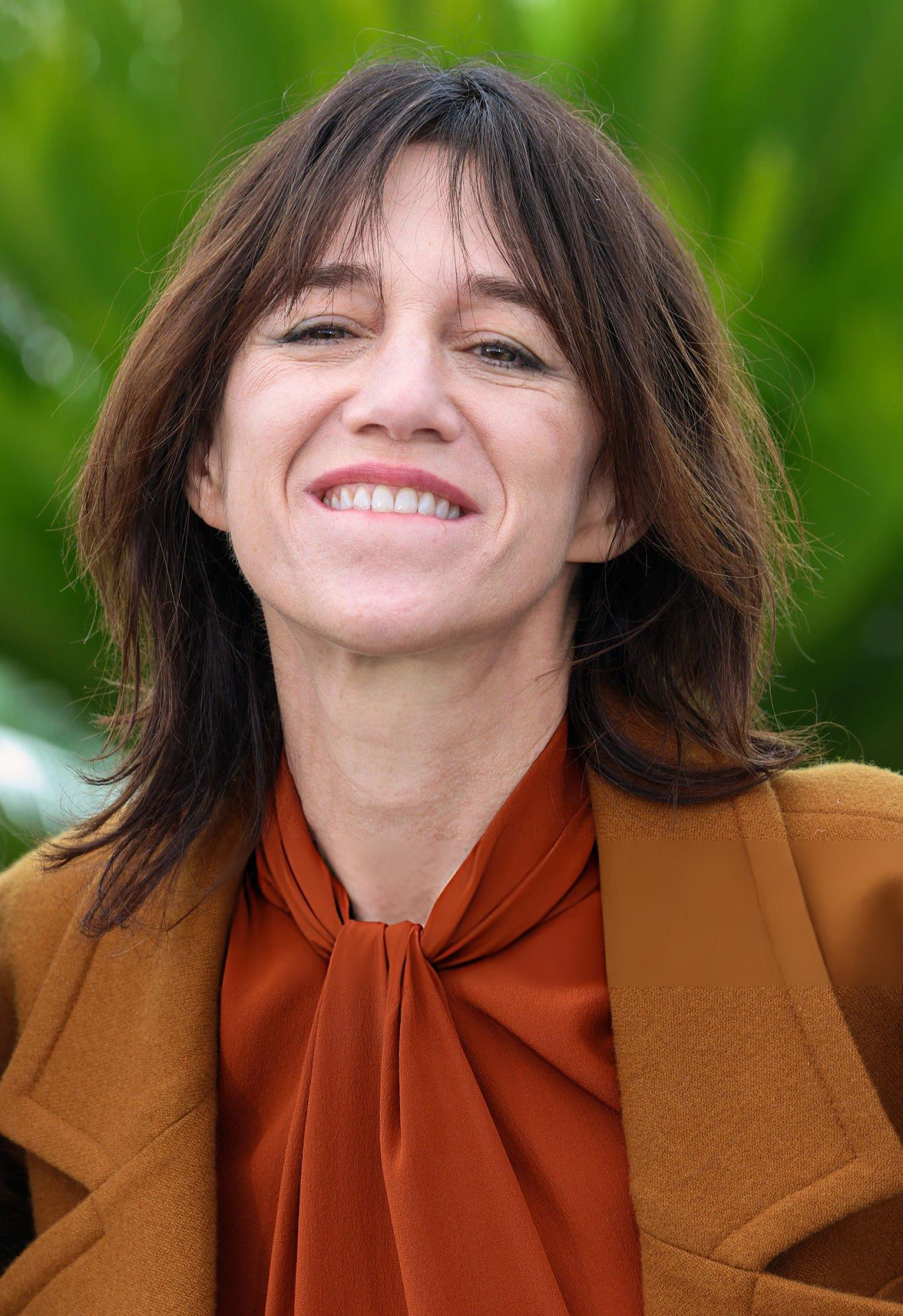 喜欢这套，Charlotte Gainsbourg戛纳电影节红毯