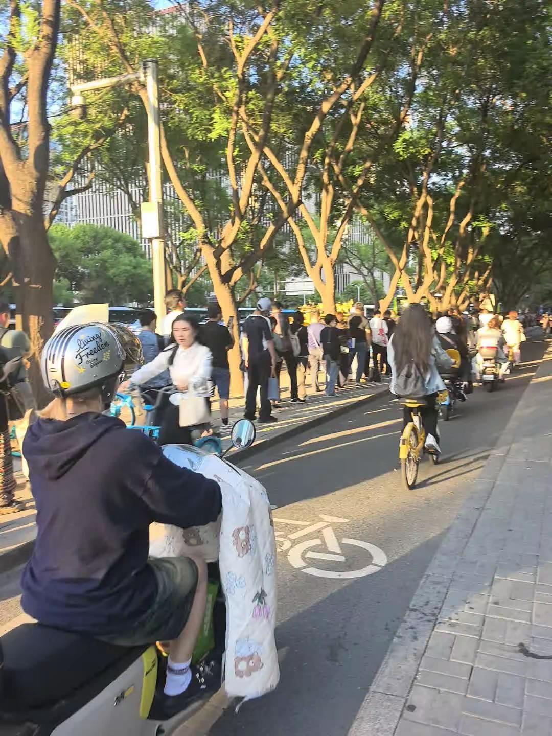 结束北京的工作，启程回燕郊。相信不少朋友和我一样，每天穿梭在京燕两地。你们通勤单