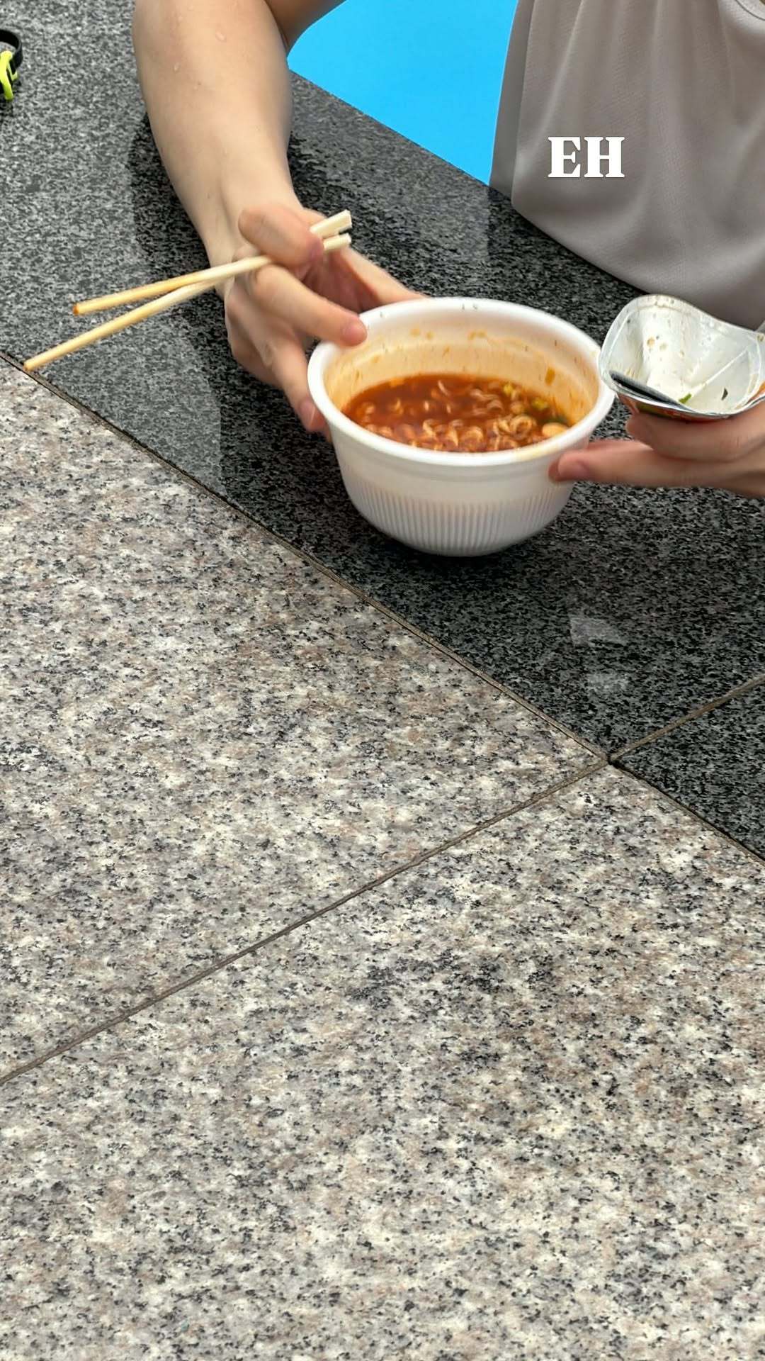 “CB百蓝_。260619李东海 ins story更新两则： 