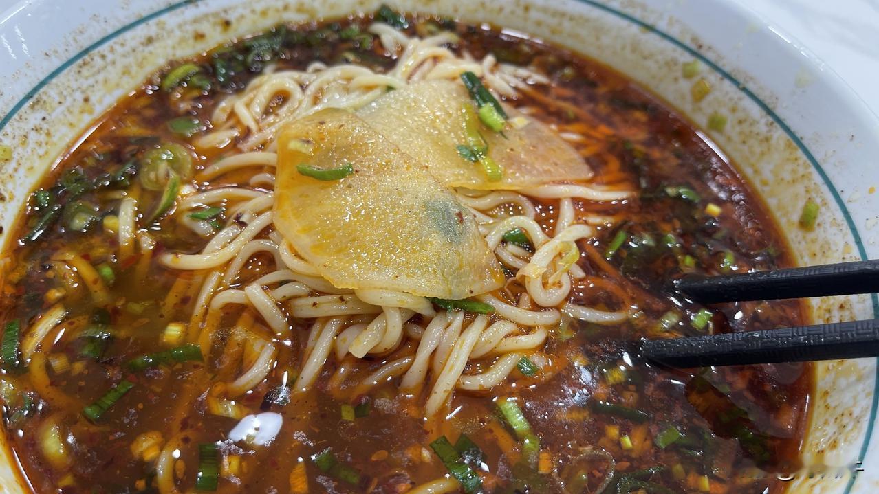 一直很好奇，兰州牛肉拉面里为什么有萝卜！
以前人们常说，牛肉拉面里，很少有牛肉，