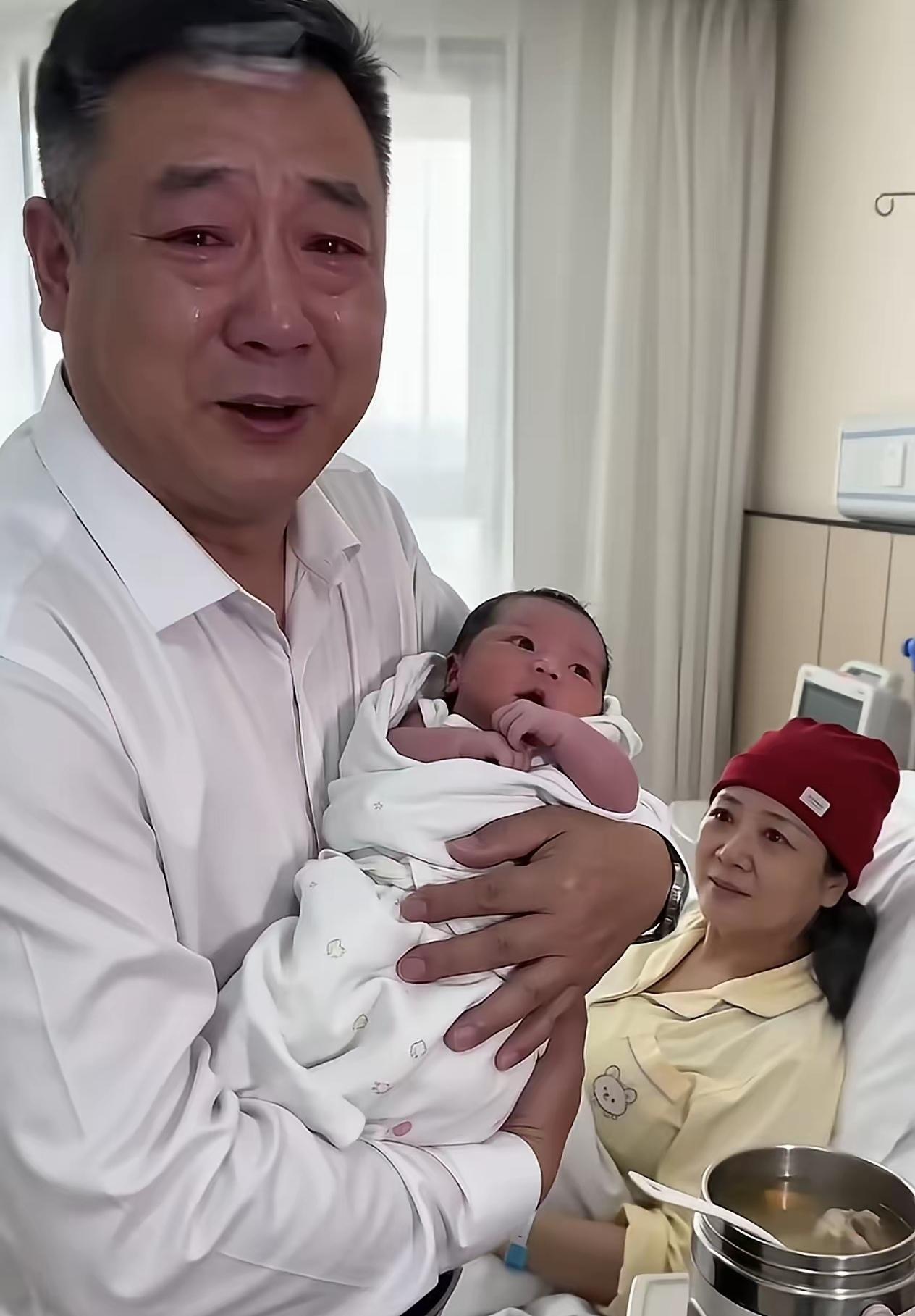 五十岁，别人准备退休的年纪，他们却刚刚成为新手父母——二十年前失去第一个孩子的伤