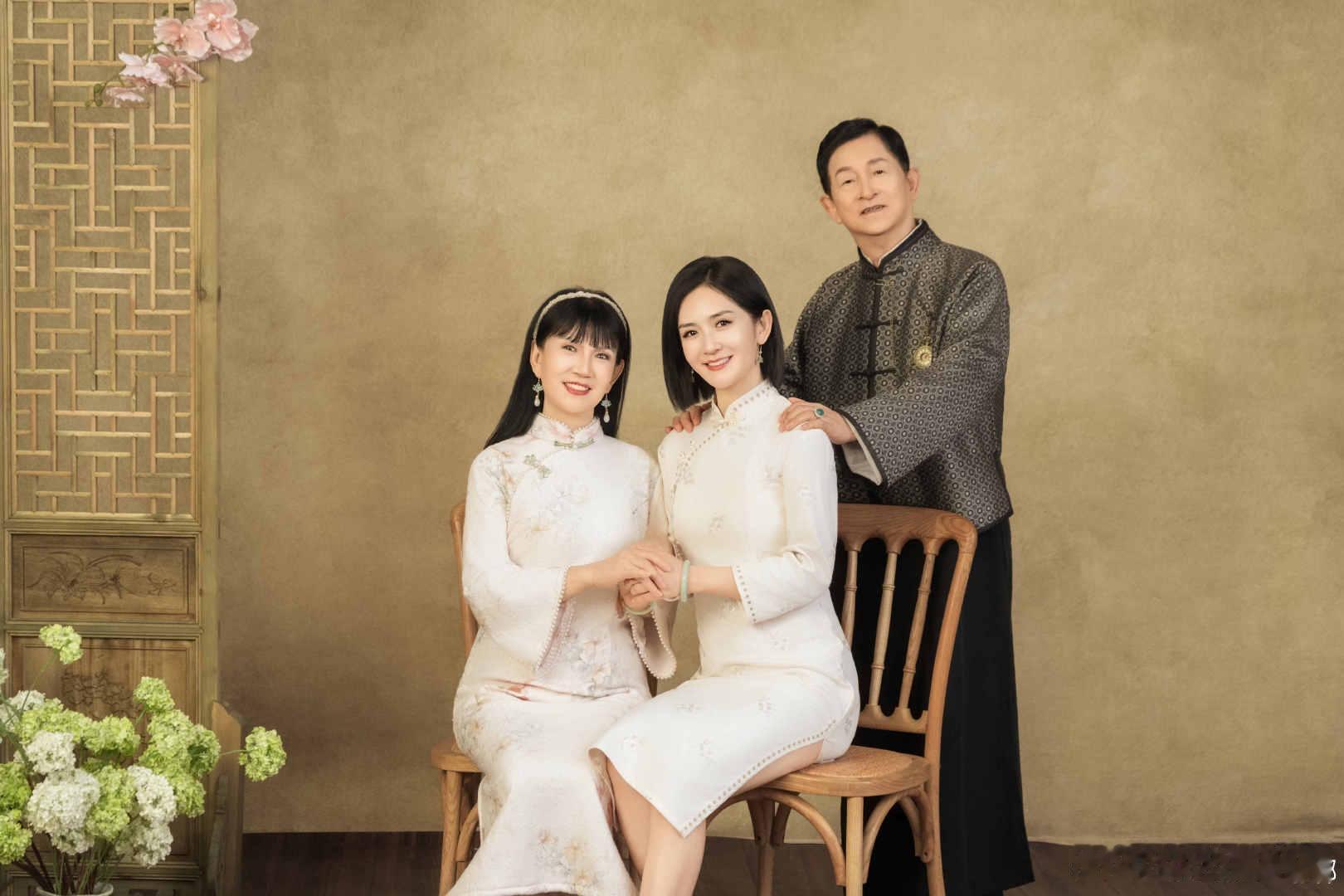 你和家人多久拍一次全家福 姐姐当家 第一次郑重拍全家福就赶上爸妈金婚，爸爸偷偷盼