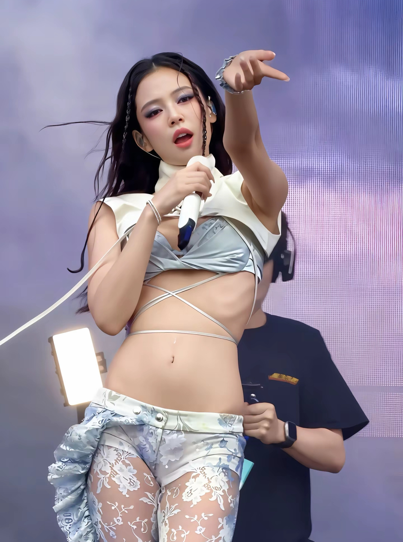 Jennie不得不用头发遮挡 被那么多的粉丝喷属实是可怜了，不过这无敌性感的身材