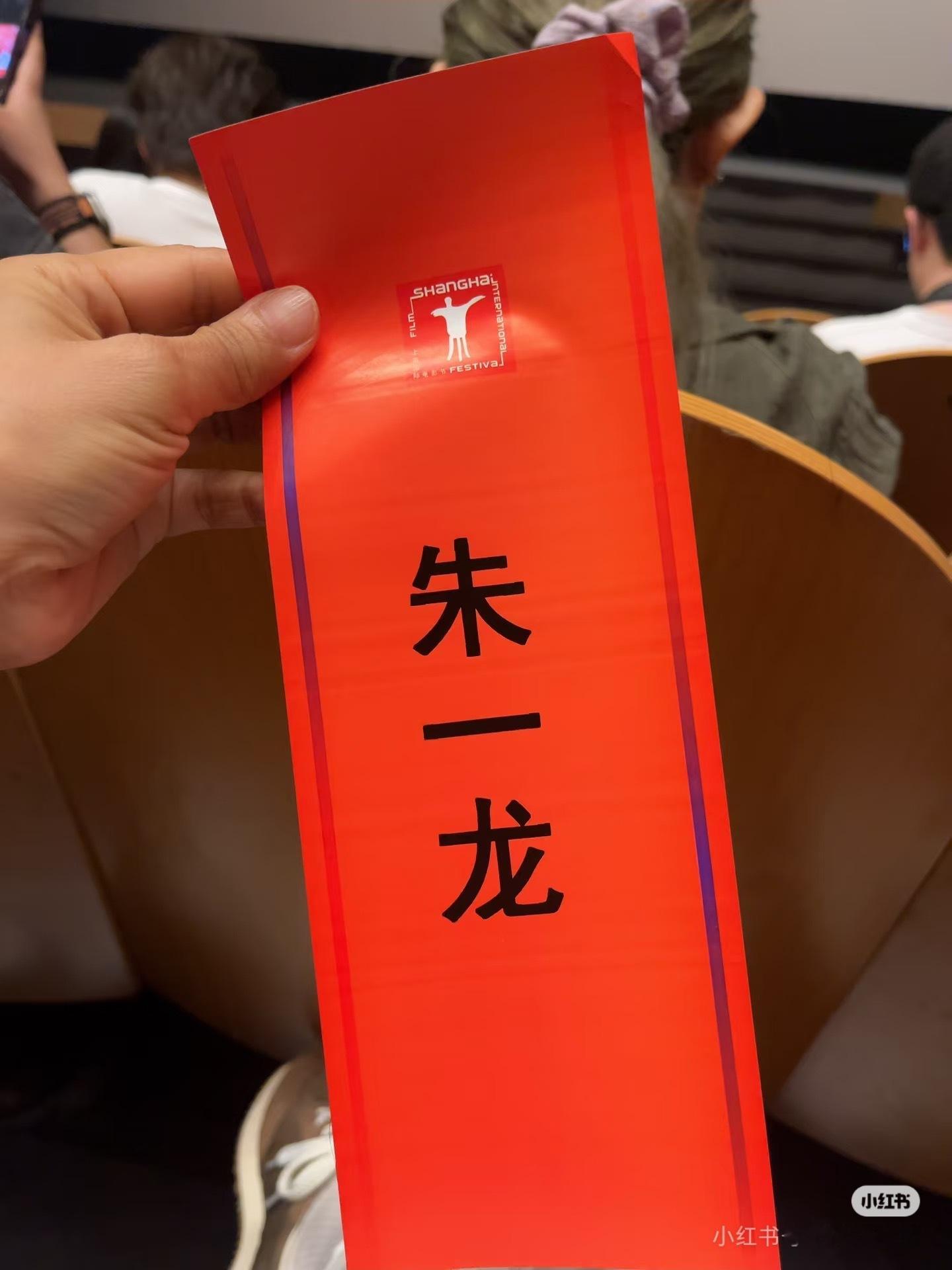 毛毛去参加毛毛的婚宴，散场打招呼，新娘👰🏻‍♀️在跟亲朋好友推荐暑假去看东极