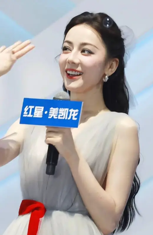 迪丽热巴天津活动现场。迪丽热巴于2025年6月21日现身天津商场活动...