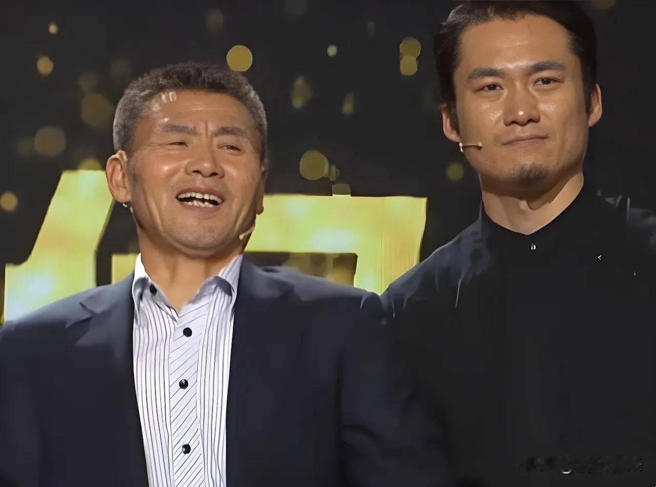 [月亮]黑龙江1男孩父母接连去世，学习成绩特别好，却没钱继续读书。他哭着跪在校长