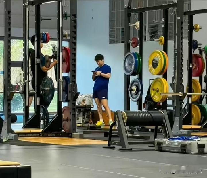 又见小莎训练体能！球迷直呼缓解了我的思念之苦。自从8.28日国乒来到崇明岛上封闭