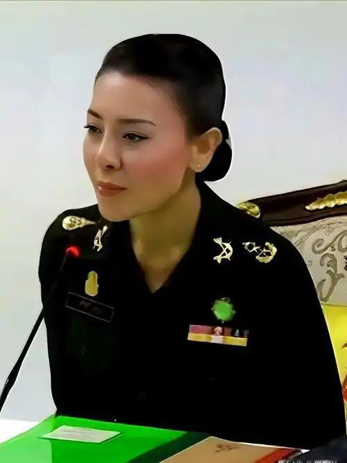 暹罗的西拉米，曾是泰国最强废妃，未来的王太后。
 
相较于回宫的贵妃施妮娜，西拉