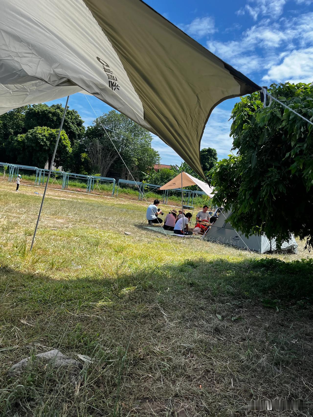 国庆临近尾声了，趁着假期的氛围，又跟朋友一起出来野餐露营了。
        早