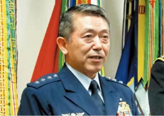 没想到，被中国制裁的日本政客岩崎茂，居然被爆出在中国有着巨额的资产，他的儿子在中