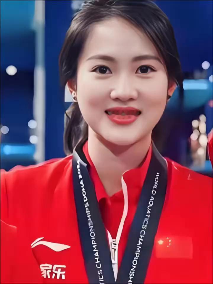 她是五冠王，亦是跳水界公认的绝代佳人。出水芙蓉恰似她的写照，妆容点缀后愈发夺目，