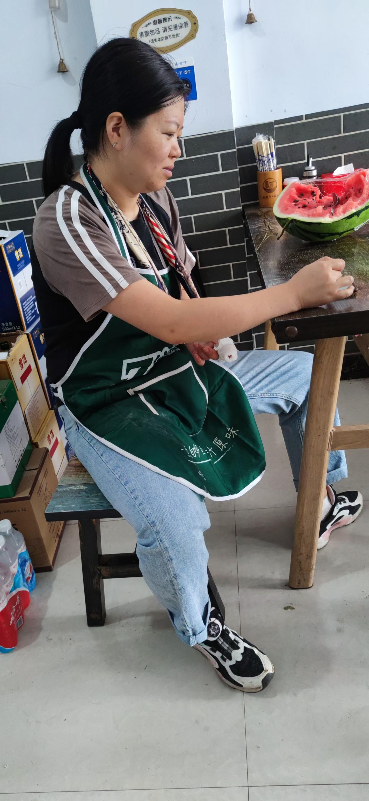 忙碌的午后时光  在忙碌的工作间隙，享受一片清凉的西瓜，生活的小确幸。