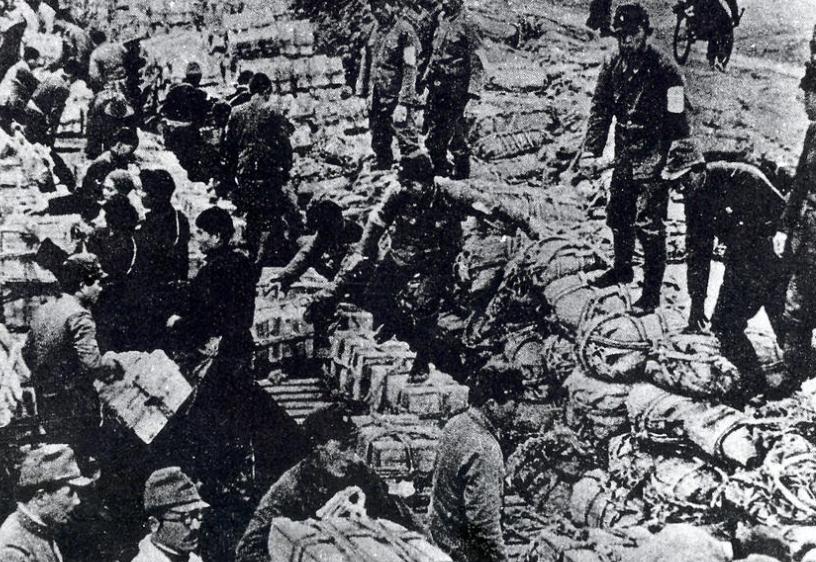 “一亿玉碎”：日本差点把自己打成废墟
1945年夏天，日本已经到了悬崖边。塞班、