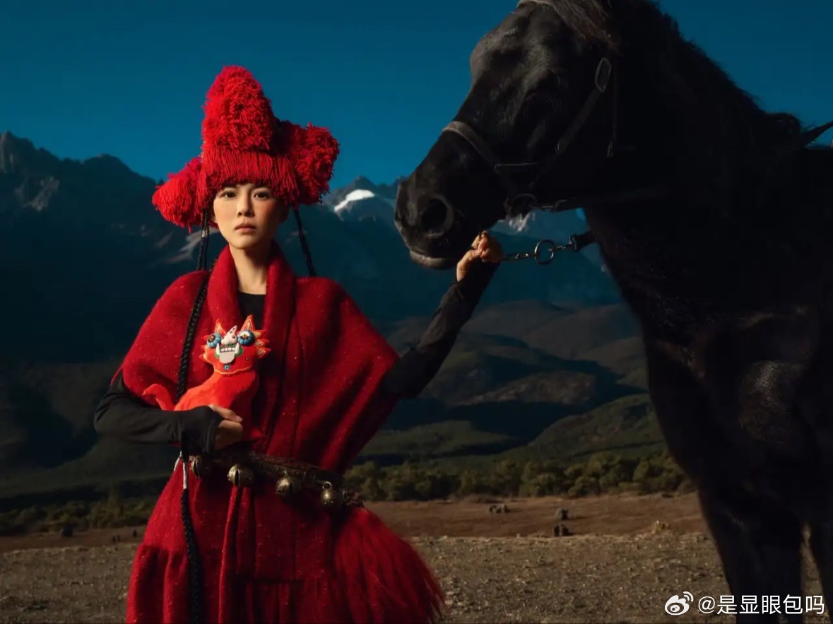 苏醒老婆廖语辰晒出马年时尚大片，蛮有艺术感的！她这张脸很上镜，很适合演青春偶像剧