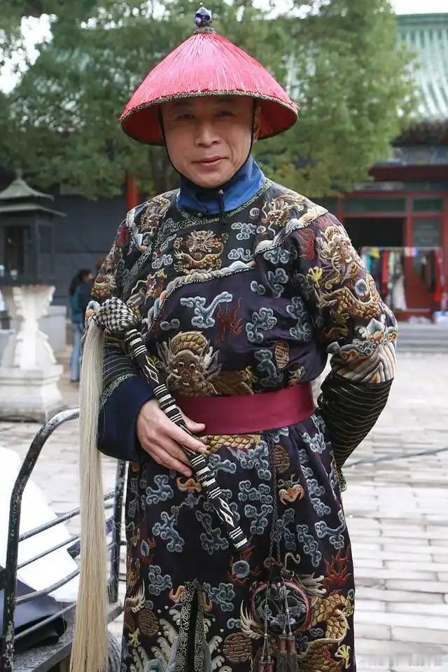 古代太监生活有多惨?古代太监生活十分凄惨，体现在多个方面：

净身之痛

成为太