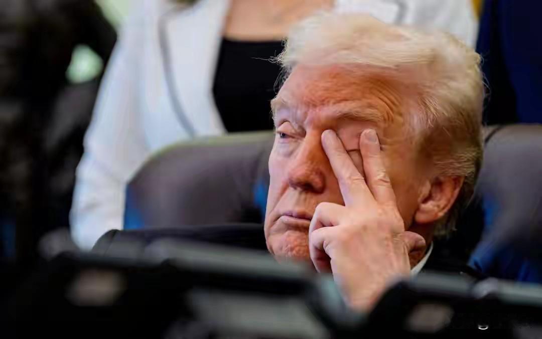 党争你死我活
宫内谄言纷争
谎言从不间断
糟糕的人太多
老夫身居江湖
打盹多睁半