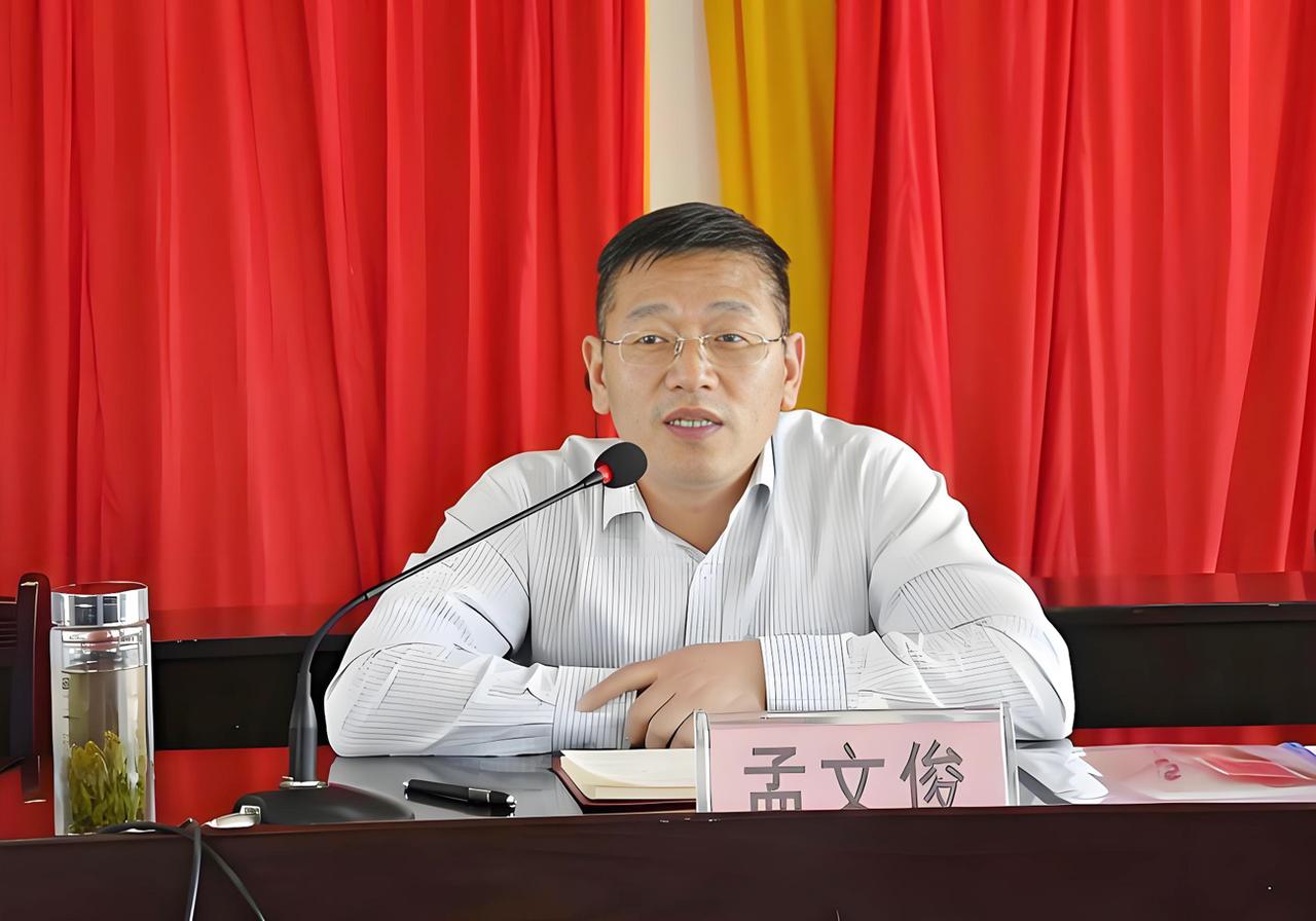 照片中的老孟在安徽省安庆市岳西县工作，曾经到过我们公司考察。我们公司在河南许昌市