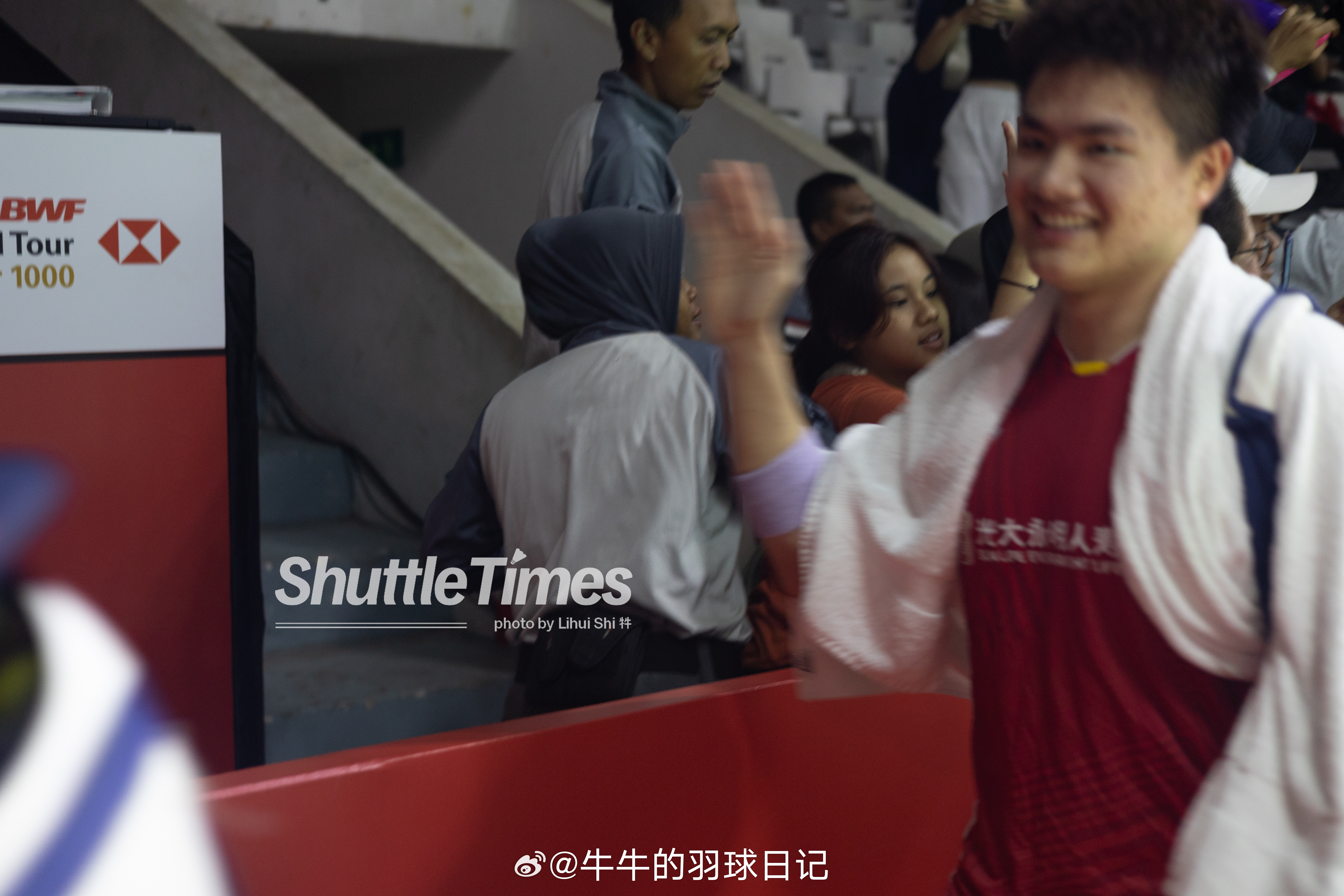 还有一位一直跟粉丝击掌退场的小胖 梁伟铿[超话]  