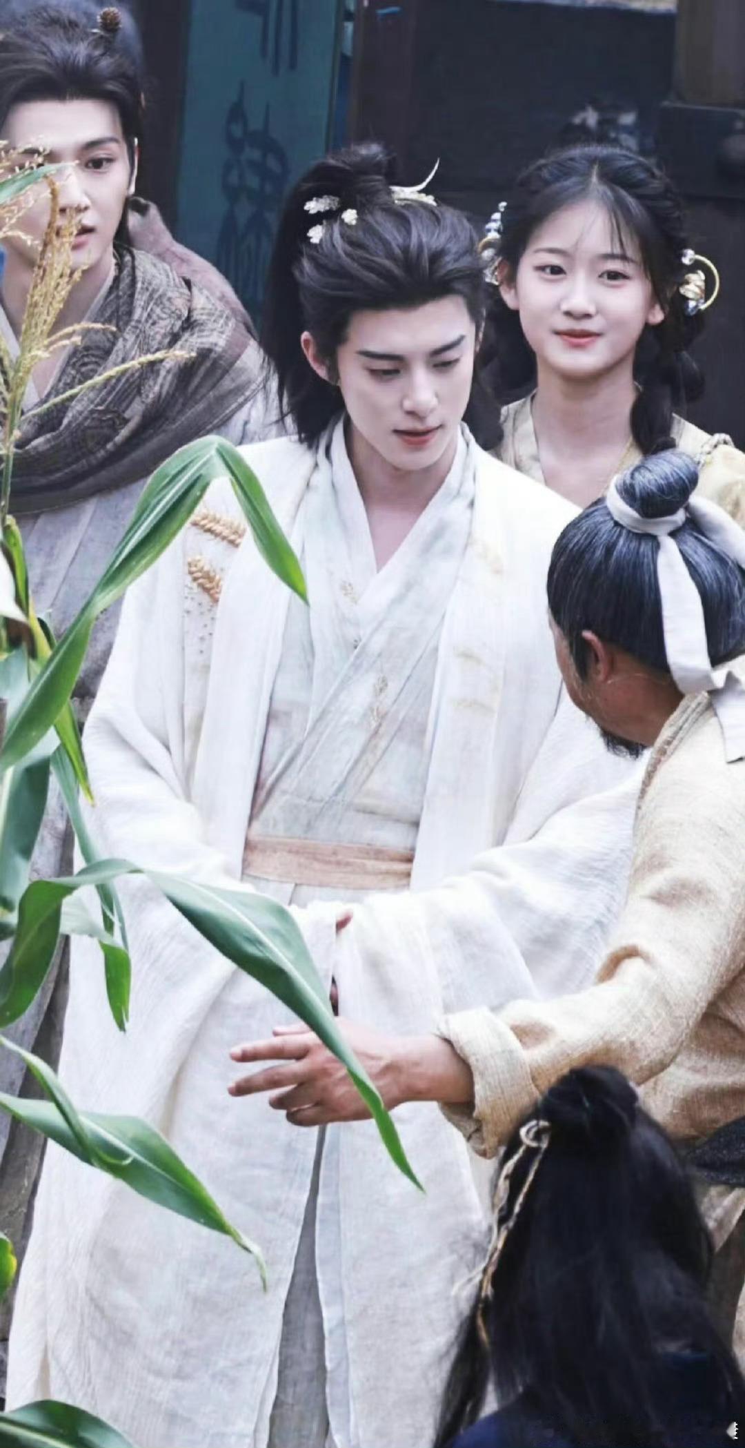 王鹤棣宋潜机白衣路透王鹤棣咸鱼飞升白衣高马尾王鹤棣咸鱼飞升白衣高马尾，好看，[太