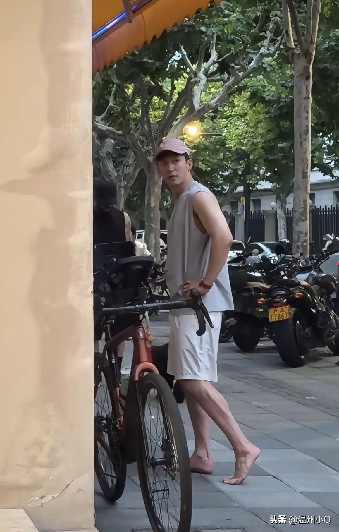 黄景瑜还提懂养生，三伏天直接光脚踩在街头，地灸疗法让自己放松下来。