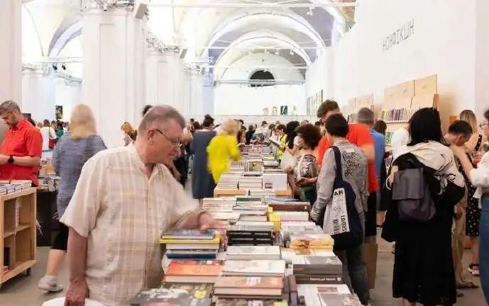 战火下的基辅书展依然挤满了人群，这是个热爱阅读和学习民族。去年，一位在战壕中阅读