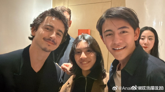 甜茶诺一霓娜合照 谁懂啊！《爸爸去哪儿》萌娃长大追星成功，诺一帅气、霓娜甜美，和