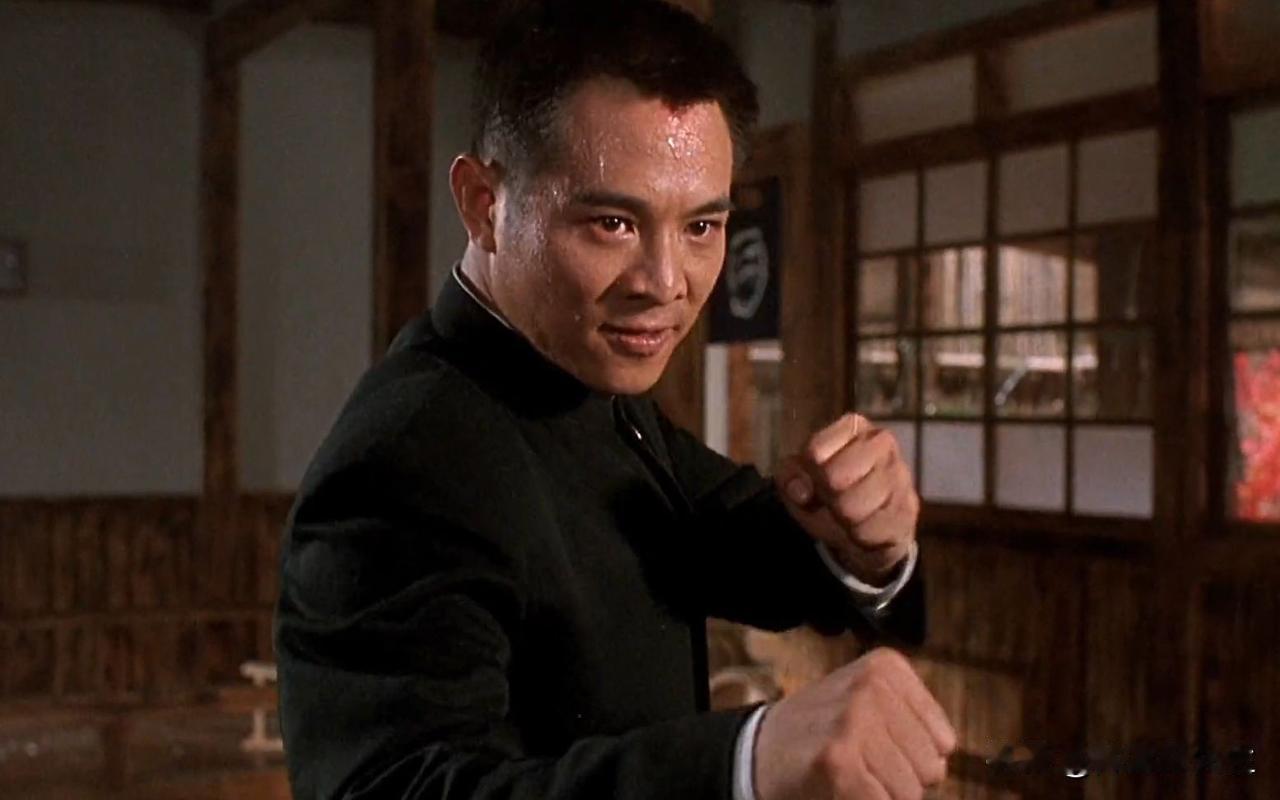 这张剧照出自1994年李连杰主演的经典电影《精武英雄》，这是电影中虹口道场的决斗
