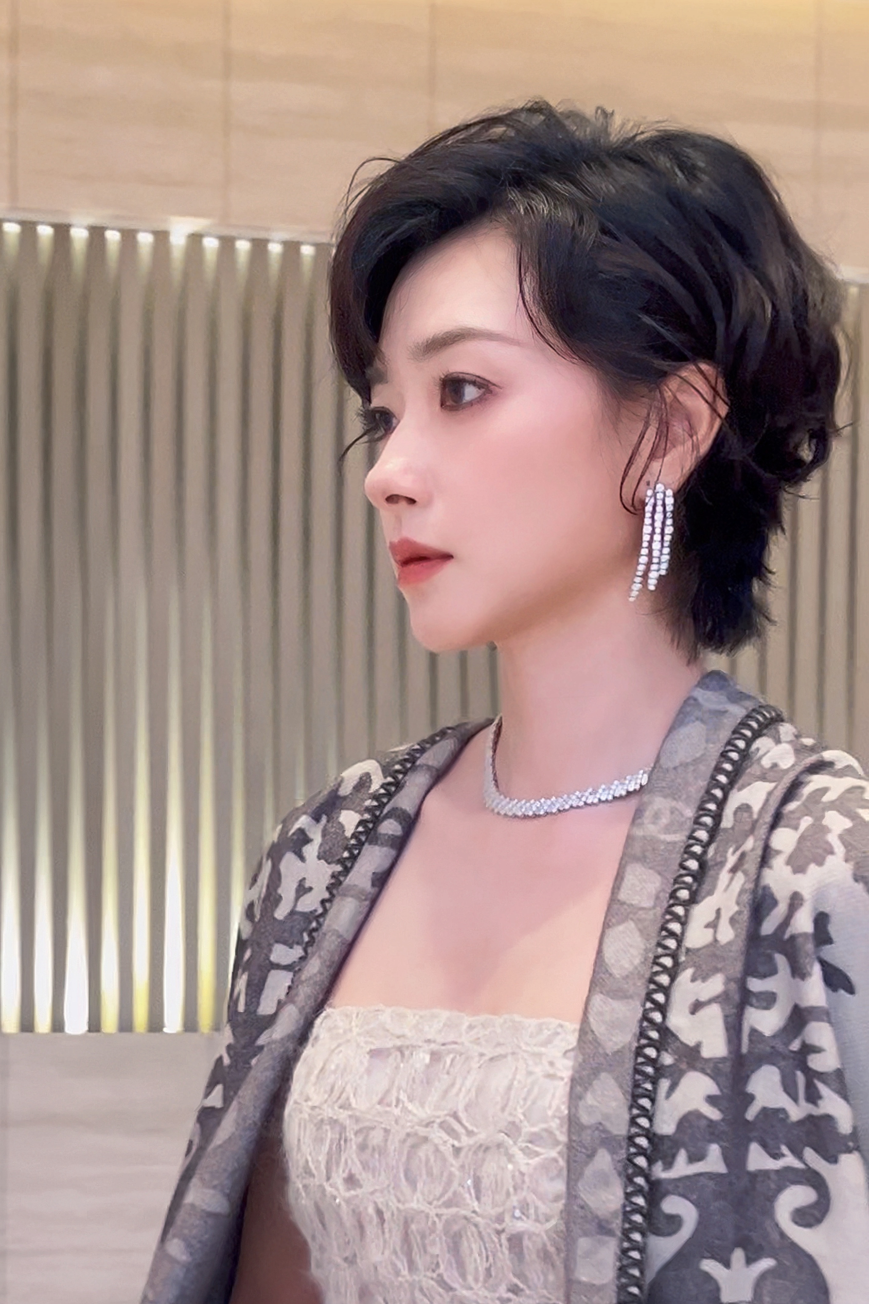 万茜[超话]wq万茜冬城猎凶 wq万茜八千里路云和月  思念漫无边际，从日出东方