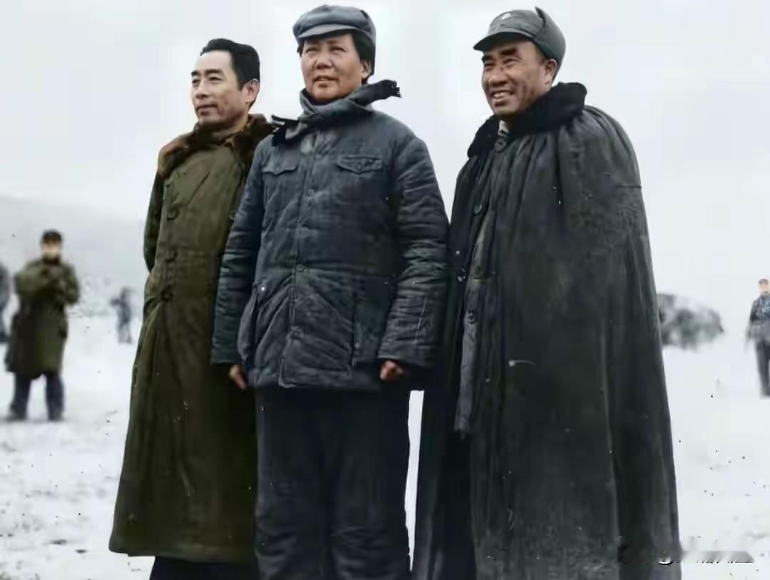 延安机场飞雪里，左起周恩来、毛泽东、朱德并肩而立。
 
漫天风雪，厚重冬装难掩伟