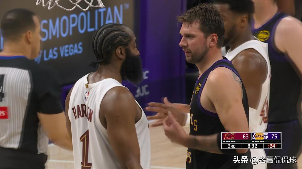 骑士巨星哈登和湖人巨星东契奇真是聊的热火朝天！在今天骑士客场挑战湖人的比赛中，当