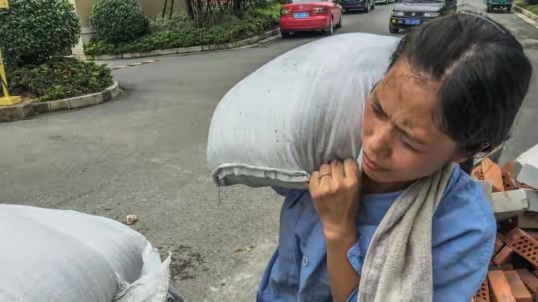 广州工地十六年扛起三百斤水泥的单亲妈妈：月入过万却只花一千，她的肩膀压不垮一个家