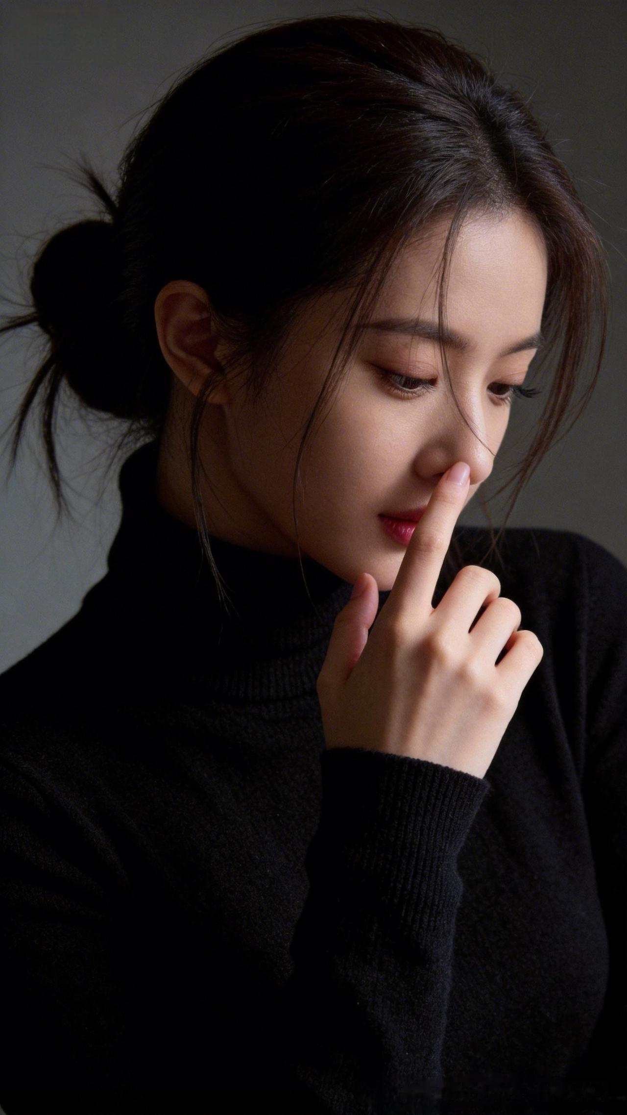 捂嘴的动作很出片，不信大家可以试试