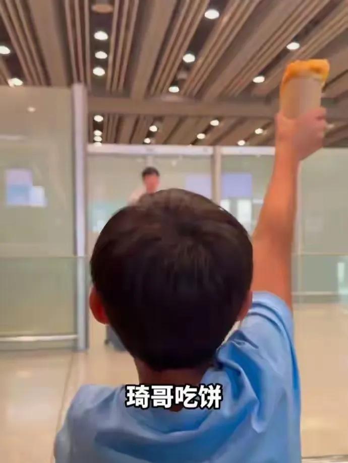 周琦最大的黑粉头子抢戏，拿鸡蛋灌饼接机，根本不看周琦训练


周琦的儿子糊糊已经