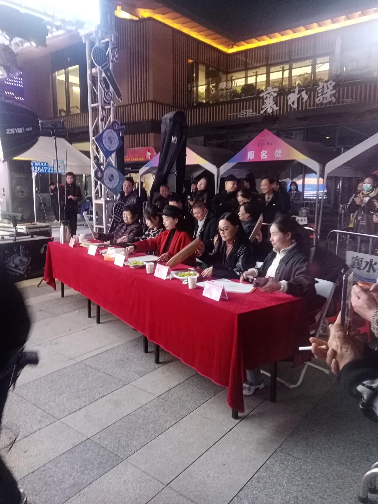 襄水大舞台月赛记：歌声里的襄阳文旅热
 
坐在襄水大舞台月赛的嘉宾评委席上，指尖