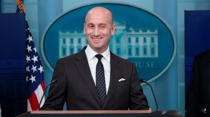 特朗普拒绝排除军事夺取格陵兰的可能性



美国总统副幕僚长米勒表示，华盛顿坚持