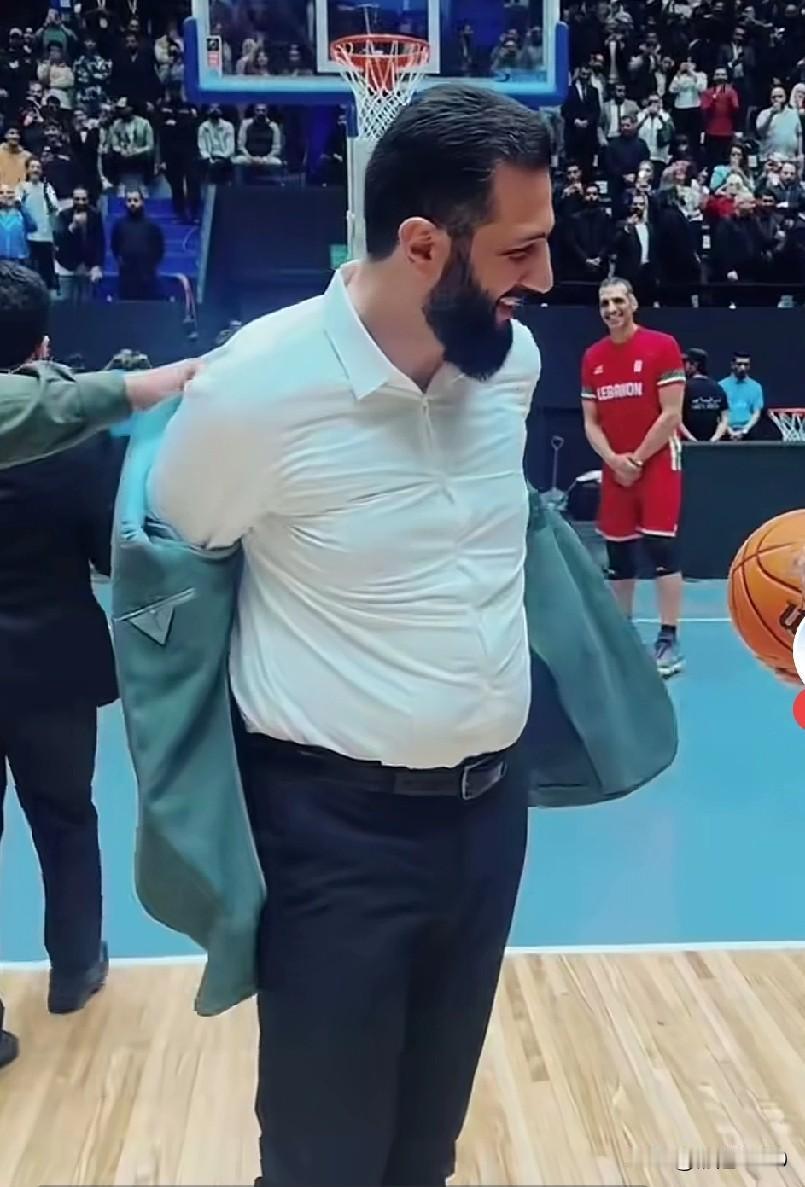 叙利亚总统艾哈迈德·沙拉的登场，华丽转身，脱胎换骨，宛如给这个饱经沧桑的国家带来