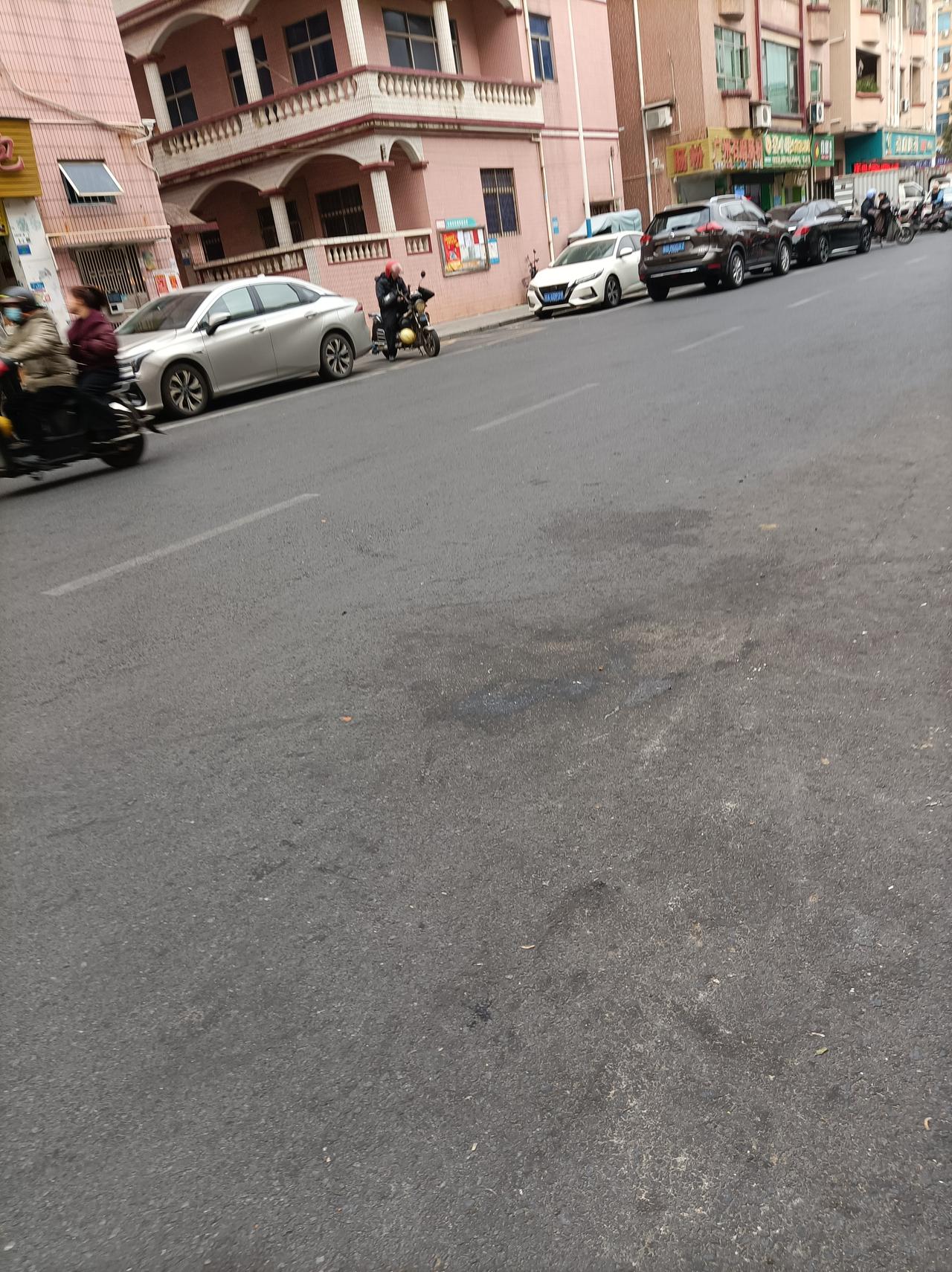 一张图证明冬天来了马路上好冷清啊，上午8点多也只见几个上班的人，也不见有人出来逛