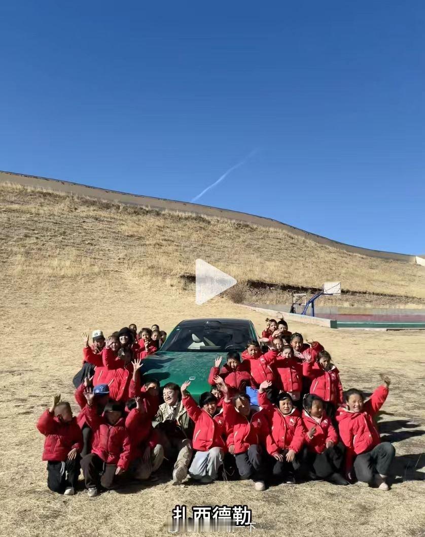 一位小米YU7车主在自驾游的时候遇到了拦车支教老师，颇受感动，带着满满一车的新衣