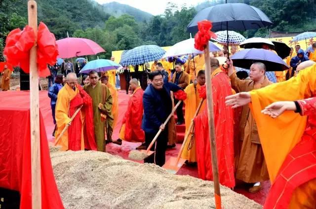 2016年，曹德旺陪着王石一同前往福建福清黄檗山万福寺，眼前的千年古寺破败至极，