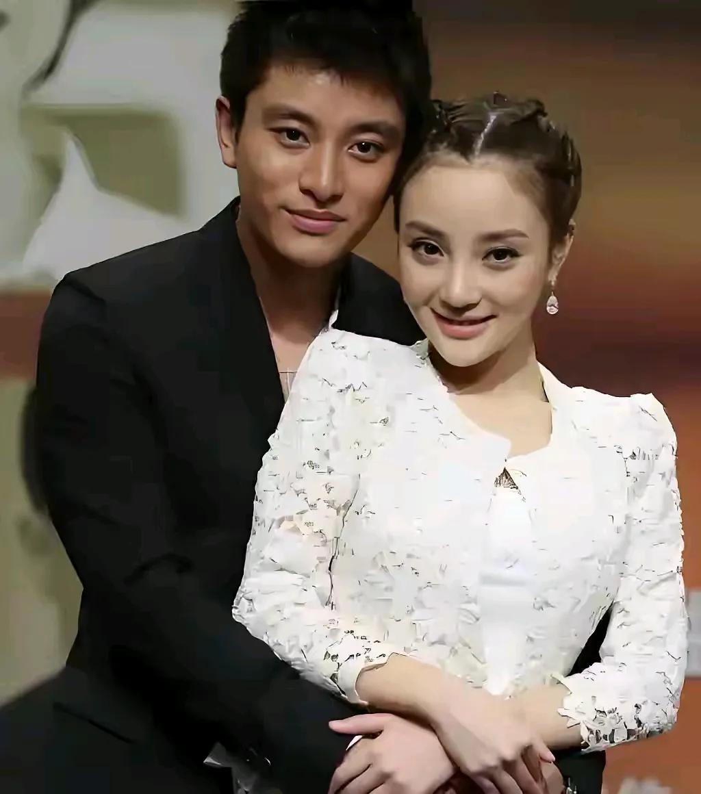 第一次发现贾乃亮和李小璐有夫妻相，李小璐小鸟依人的样子还挺甜美的。有人说贾乃亮眼