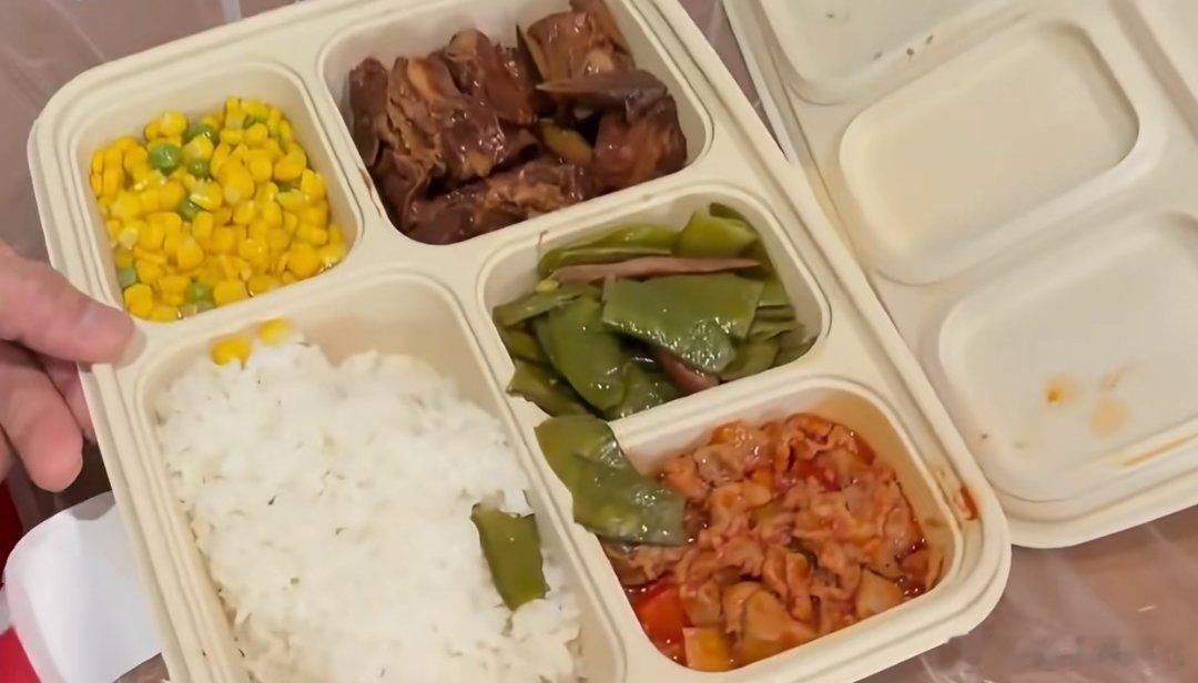 陈小春再登春晚，分享央视盒饭～ 